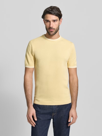 Męski model nosi Regular Fit T-Shirt in Strick-Optik od Christian Berg Men, bawełna, krój regular fit, okrągły dekolt, żółty, przód, ujęcie całej sylwetki