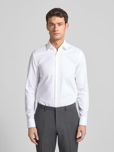 Männermodel trägt Slim Fit Business-Hemd mit Kentkragen Modell 'Hank Kent' von BOSS, Unifarbenes-Design, Reine Baumwolle, Ganzkörperansicht von vorne.