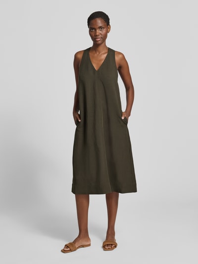 Frauenmodel trägt Relaxed Fit Midikleid aus Viskose-Mix Modell 'Waka' von OPUS in Dunkelgrün mit V-Ausschnitt, Ärmelloses-Design, Eingrifftaschen; Ganzkörperansicht von vorne.
