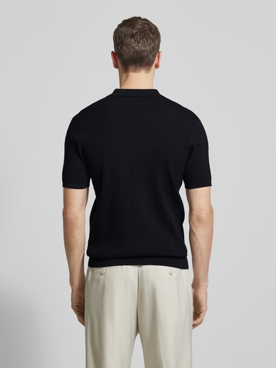 Männermodel trägt Regular Fit Poloshirt mit Seide-Anteil Modell 'Luxury' von Profuomo in Schwarz, Strickoptik, Rückenansicht ganzkörper