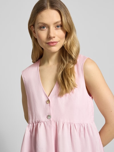 Frauenmodel trägt Top aus Leinen-Mix mit Viskose-Anteil von Christian Berg Woman Selection in zartem Rosa mit Knopfverschluss und Raffungen, taillierte Passform, Nahaufnahme Oberkörper. Rückenlänge bei Größe 36: 61 cm, Schulterbreite: 40 cm, Brustweite: 45 cm.