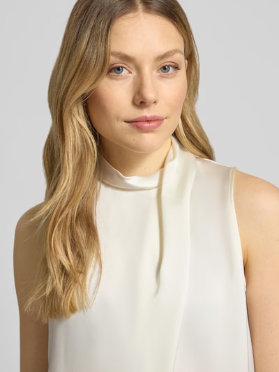 Frauenmodel trägt Regular Fit Blusentop in Wickel-Look Modell 'CHELINA-1' von HUGO, Optik: Unifarben, Satin, Nahaufnahme Oberkörper.