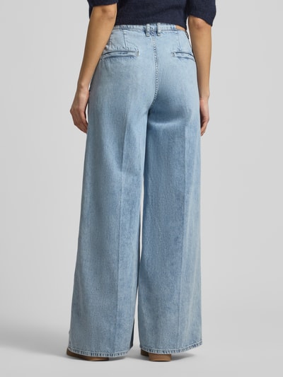 Frauenmodel trägt Wide Leg Jeans Modell 'Emanuela' von JOOP!, Reine Baumwolle, Gelegte Falten, Gesäßtaschen, Ganzkörperansicht Rückansicht