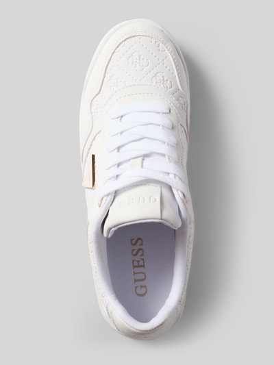 Produktfoto, Sneaker mit Label-Patch und -Prägung Modell 'MIRAM6' von Guess in Weiß mit Strukturmuster, Abgerundete-Spitze, Schnürverschluss, leicht profilierte Plateausohle, Absatzhöhe 3 cm, Schafthöhe 7 cm, Schaftweite 8 cm.