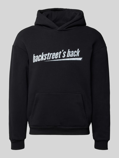 Produktfoto, Regular Fit Hoodie aus Baumwoll-Mix Modell 'Backstreet Boys' von Mister Tee in Schwarz mit Kängurutasche, gerippten Abschlüssen und weißem Frontprint, Herren Hoodie, langärmliges Design, überschnittene Schultern, Baumwoll-Mix, Rückenlänge 67 cm, Ärmellänge 72 cm