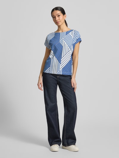 Frauenmodel trägt Regular Fit T-Shirt mit Allover-Muster von s.Oliver RED LABEL in Blau und Weiß, Musselin-Struktur, Ganzkörperansicht von vorne
