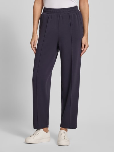 Frauenmodel trägt Sweatpants mit elastischem Bund und Längsnähten von Jake*s Casual, dunkelblauer Modal-Mix mit Stretch-Anteil, Barrel Fit, Ganzkörperansicht von vorne.