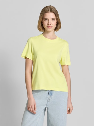Frauenmodel trägt Regular Fit T-Shirt aus reiner Baumwolle von s.Oliver RED LABEL in Hellgelb, unifarben, Rundhals, kurzarm, Jersey, Ganzkörperansicht von vorne.