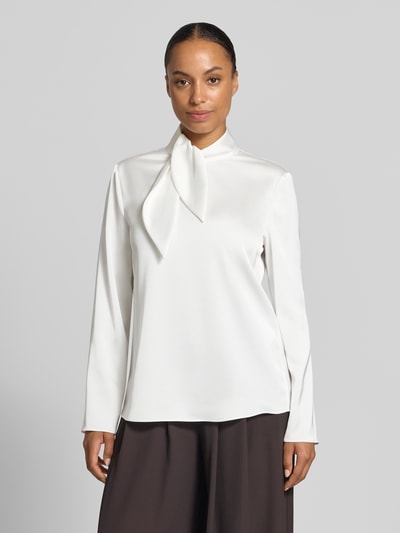 Frauenmodel trägt Regular Fit Bluse aus Satin von Emporio Armani, weiß, Stehkragen, langärmelig, glatte Textur, Ganzkörperansicht von vorne.