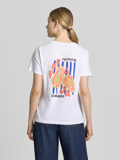 Frauenmodel trägt T-Shirt mit Perlen und Rundhalsausschnitt von Smith and Soul, Regular-Fit, Motiv und Reine Baumwolle, Rückenlänge 60 cm, Ganzkörperansicht Rückansicht.