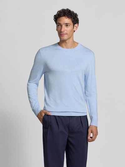Männermodel trägt Strickpullover mit geripptem Rundhalsausschnitt von MCNEAL in Hellblau, taillierte Passform, Ganzkörperansicht von vorne.