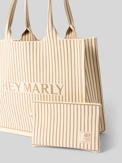 Produktfoto, Strandtasche mit Label-Detail Modell 'Summer Signatur' von Hey Marly mit Reißverschlusstasche, Streifenmuster in Beige, Breite 33 cm, Länge 43 cm, Tiefe 15 cm, Schulterriemen 64 cm, offene Struktur und kurze Tragegriffe