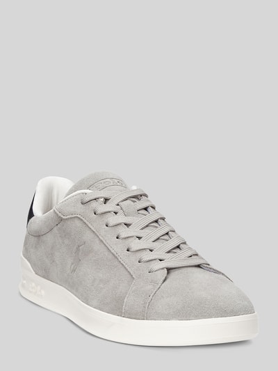 Produktfoto, Low Top Sneaker aus echtem Rindsvelours von Polo Ralph Lauren in Hellgrau, unifarbenes Veloursleder mit runder Schuhspitze, flachem Absatz und strukturierter Sohle, Label-Prägung und Logo-Schriftzug sichtbar