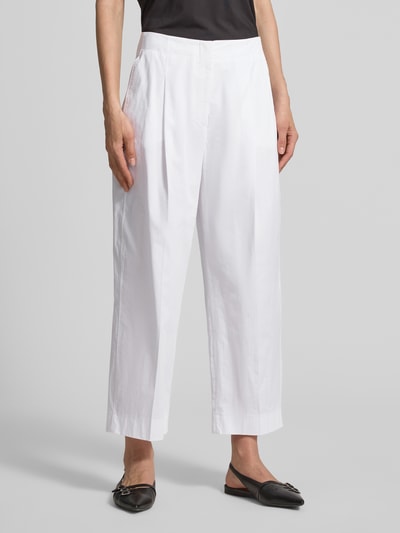 Frauenmodel trägt Caprihose mit Gesäßtasche von Luisa Cerano, Weiß, Baumwoll-Elasthan-Mix, Relaxed-Fit, Bügelfalten, Ganzkörperansicht von vorne.