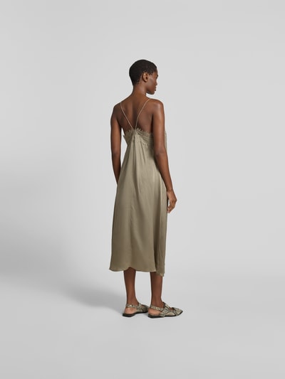 Frauenmodel trägt Relaxed Fit Midikleid mit Spitzenbesatz von Iro aus olivfarbenem Satin mit Spaghettiträgern, Ganzkörperansicht Rückansicht.