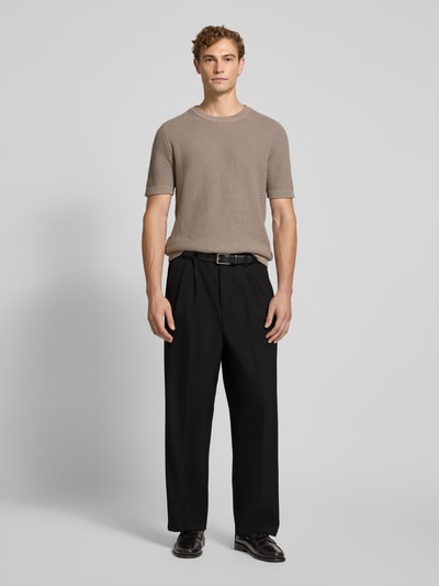 Männermodel trägt Straight Fit Hose mit Viskose-Anteil Modell 'Grant' von Casual Friday, schwarze Farbe, Bügelfalten, Ganzkörperansicht von vorne. Elastischer Material-Mix, teilelastischer Bund, Knopf- und Reißverschluss, Bundweite 43 cm, Innenbeinlänge 74 cm bei Größe 32/32.