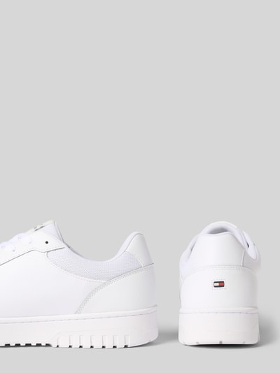 Produktfoto, Low Top Sneaker aus Leder-Mix von Tommy Hilfiger, unifarbene weiße Optik, runde Schuhspitze, flacher Absatz, Label Print, Schnürung, EVA-Sohle, gładka faktura, kontekst: męskie sneakersy