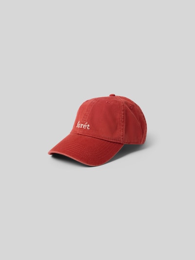 Produktfoto, Basecap mit Label-Stitching von Forét in Rot, Denim-Look, Steppnähte, verstellbarer Riegel auf der Rückseite, Herren