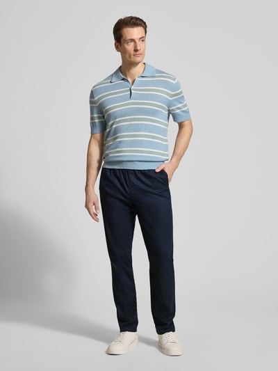Männermodel trägt Straight Fit Leinenhose mit elastischem Bund Modell 'Barton' von Matinique, Baumwolle-Leinen-Mix, Dunkelblau, Ganzkörperansicht von vorne.