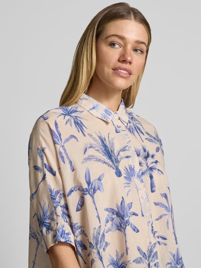 Frauenmodel trägt Relaxed Fit Bluse im Allover-Look von Emily Van den Bergh aus Reine Baumwolle mit Hemdblusenkragen, Nahaufnahme Oberkörper.