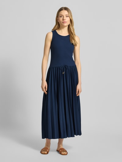 Vrouwenmodel draagt Regular Fit Maxikleid met Logo-Patch Modell 'Tildy' van JOOP!, donkerblauw, mouwloos, tunnelkoord, plissélook, getailleerde pasvorm, elastische katoenmix, geheel zicht van voren