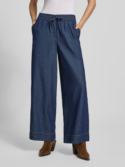 Frauenmodel trägt Wide Fit Jeans mit elastischem Bund Modell 'Archer' von ICHI in Dunkelblau, reine Baumwolle, Paspeltaschen, Ganzkörperansicht von vorne
