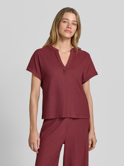 Frauenmodel trägt Regular Fit T-Shirt in Crinkle-Optik von s.Oliver RED LABEL in Dunkelrot, strukturierte Oberfläche, Ganzkörperansicht von vorne.