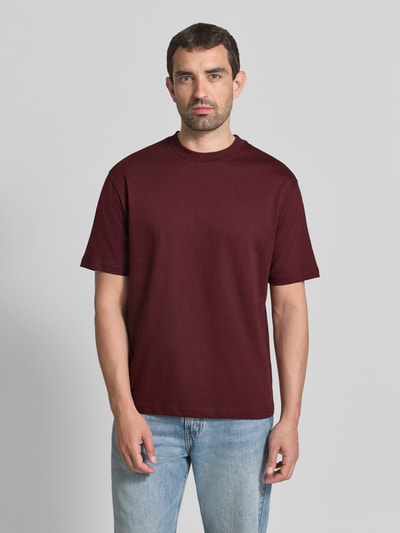 Männermodel trägt Regular Fit T-Shirt mit ronde hals van MCNEAL, puur katoen, regular fit, met korte mouwen, ruglengte maat M 69 cm, Ganzkörperansicht von vorne