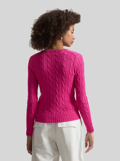 Vrouwenmodel draagt Regular Fit Strickpullover aus Woll-Kaschmir-Mix van Polo Ralph Lauren in effen fuchsia met kabelpatroon, logo-stiksel, ronde hals, lange mouwen en geribde boorden, gebreide textuur, Ganzkörperansicht Rückansicht.