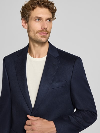 Männermodel trägt dunkelblaues Regular Fit Sakko aus reinem Kaschmir Modell 'H-Janson-263' von BOSS, Nahaufnahme Oberkörper.