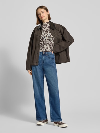 Frauenmodel trägt Wide Leg Jeans aus reiner Baumwolle Modell 'HOPE' von Only im Denim-Look und 5-Pocket-Design, Ganzkörperansicht von vorne.