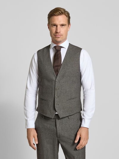 Männermodel trägt Regular Fit Weste mit V-Ausschnitt Modell 'Emil' von MCNEAL in Grau mit Knopfleiste und Paspeltaschen, Ganzkörperansicht von vorne. Kontext: Herren Weste, Rückenlänge bei Größe 50: 57 cm.