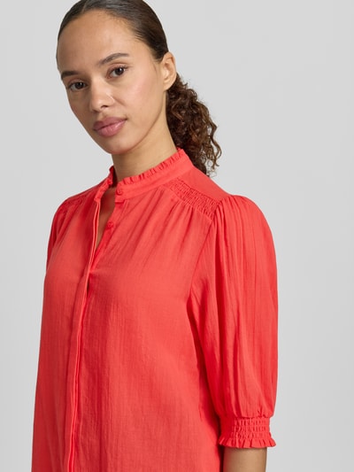 Frauenmodel trägt Hemdbluse mit 3/4-Arm Modell 'FABIANA' von Soyaconcept in Rot, Reine Baumwolle, Gerader-Schnitt, Stehkragen, Raffung, Nahaufnahme Oberkörper.