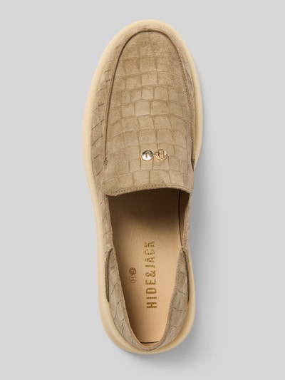 Produktfoto, Slipper mit Logo-Applikation Modell 'Riva' von Hide&Jack, Schlangenmuster, glatte Sohle, beige, abgerundete Passform, Absatzhöhe 3 cm, Schafthöhe 5 cm, Schaftweite 13 cm.