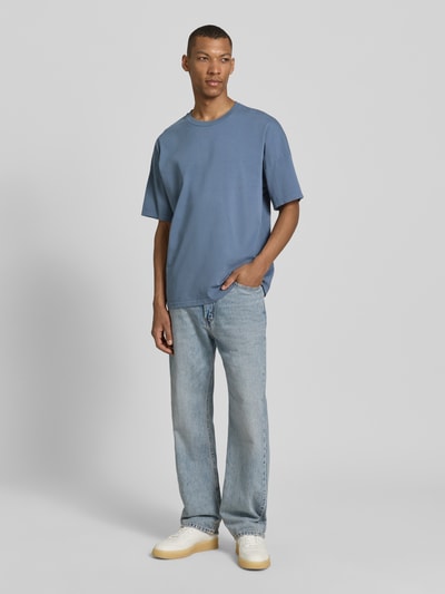Männermodel trägt T-Shirt mit geripptem Rundhalsausschnitt Modell 'FIZVALLEY' von American Vintage, reine Baumwolle, Ganzkörperansicht von vorne