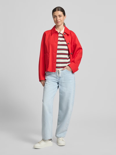 Frauenmodel trägt Barrel Fit Jeans aus reiner Baumwolle Modell 'BARREL' von Tommy Hilfiger in hellem Denim mit 5-Pocket-Design, Ganzkörperansicht von vorne.