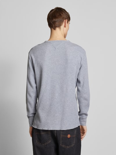 Tommy Jeans Longsleeve mit Label-Stitching Hellgrau Melange 5