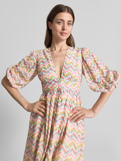 Frauenmodel trägt Cocktailkleid im Allover-Look mit 3/4-Arm von LACE & BEADS aus reiner Baumwolle, A-Linie, Midikleid, V-Ausschnitt, Nahaufnahme Oberkörper.