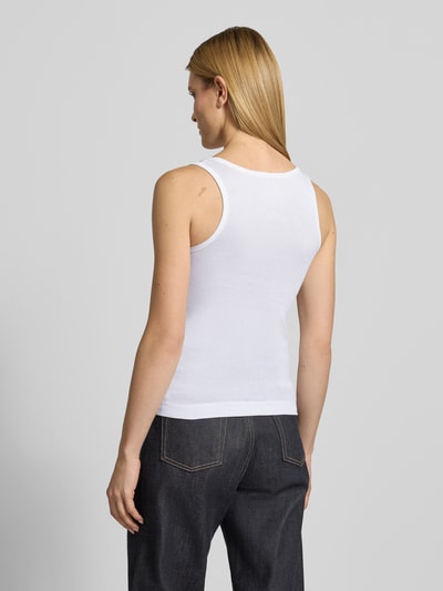 Vrouwenmodel draagt tanktop met ronde hals van Lanius, puur katoen, slim fit, ruglengte bij maat 36: 55 cm, totaalbeeld rugaanzicht.