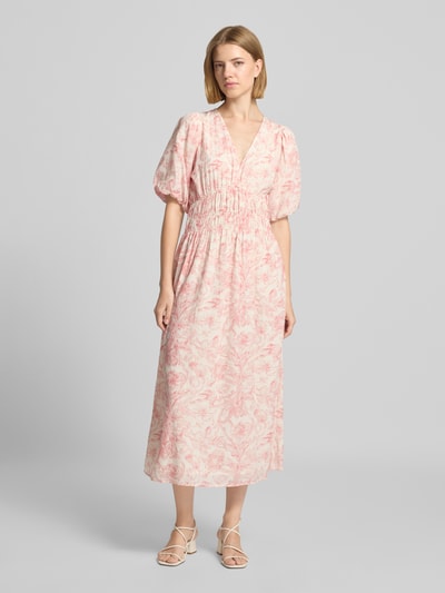 Frauenmodel trägt Midikleid im Allover-Look Modell 'Kalia' von Neo Noir in Rosa mit V-Ausschnitt, Baumwoll-Viskose-Mix, Ganzkörperansicht von vorne.