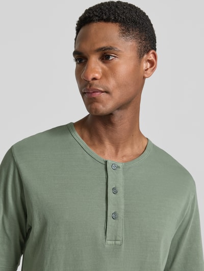 Männermodel trägt T-Shirt mit Rundhalsausschnitt und Knopfleiste von Jack & Jones Premium aus Reine Baumwolle, Regular-Fit, Nahaufnahme Oberkörper.