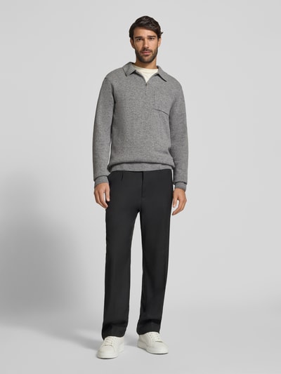 Männermodel trägt Strickpullover aus Woll-Mix mit Polokragen Modell 'FELIPO' von Casual Friday in Slim fit, graue Textur, Ganzkörperansicht von vorne.