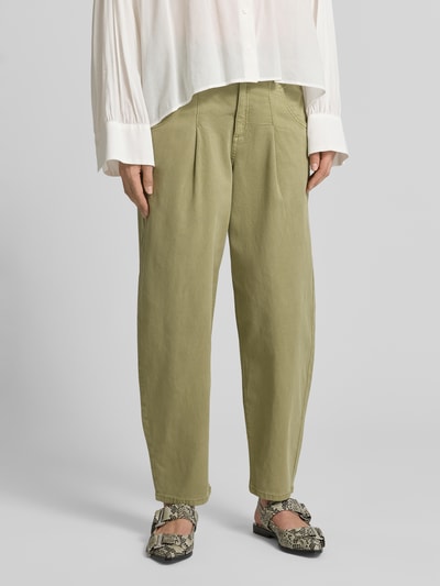 Frauenmodel trägt Barrel Fit Jeans aus Baumwoll-Mix von s.Oliver RED LABEL, unifarben, Ankle-Länge, Nahaufnahme Unterkörper, Vorderansicht