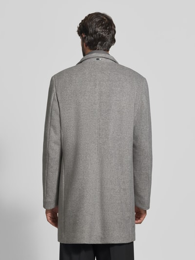 Männermodel trägt Mantel mit Stehkragen und Eingrifftaschen von bugatti in Grau, Material-Mix mit Woll-Anteil, Ganzkörperansicht Rückansicht.