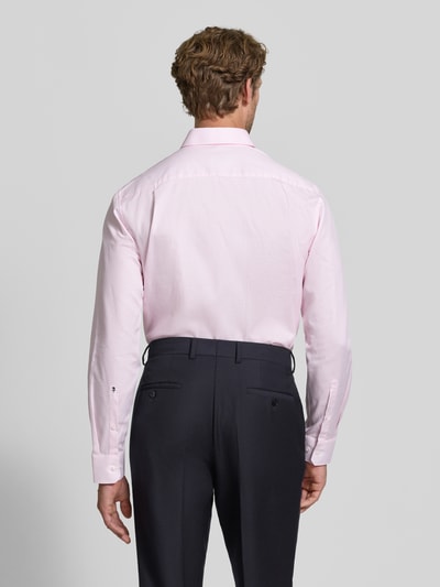 Männermodel trägt Regular Fit Businesshemd aus reiner Baumwolle von Seidensticker in zartem Rosa, Ganzkörperansicht Rückansicht, Herren Businesshemd von Seidensticker