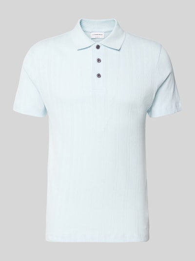 Produktfoto, Regular Fit Poloshirt mit kurzer Knopfleiste von Lindbergh in hellblau, reine Baumwolle, Jaquard-Strick, Polokragen, kurze Knopfleiste, Rückenlänge 70 cm, feine Struktur, glatte Textur, schlichte Farben, klare Linien