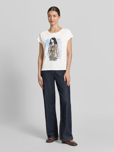 Frauenmodel trägt Damen T-Shirt mit Motiv-Print von Christian Berg Woman im Baumwoll-Viskose-Mix, Regular-Fit, Rundhalsausschnitt, Rückenlänge 57 cm bei Größe S, Weiß mit farbigem Print, Ganzkörperansicht von vorne.
