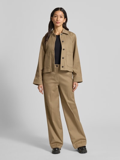 Kobiece model prezentuje Shaped Fit Top z prążkowanego dżerseju z okrągłym dekoltem od Marc O'Polo, efekt: jednolity kolor, bawełna, szerokie ramiączka, widok całej sylwetki z przodu.