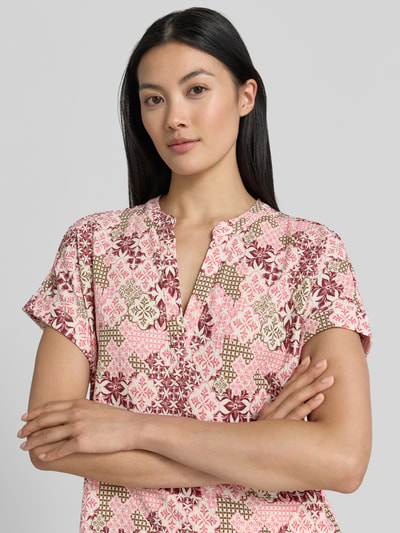 Frauenmodel trägt Regular Fit T-Shirt in Crinkle-Optik von s.Oliver RED LABEL mit rosa und braunen Mustern, Nahaufnahme Oberkörper.