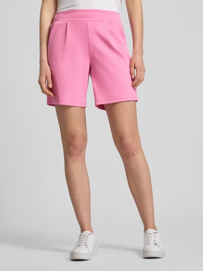 Kobiece model prezentuje szorty z elastycznym pasem model 'Kate' od ICHI, mieszanka materiałów z dodatkiem wiskozy, krój regular fit, różowe, szerokość w rozmiarze S 39 cm, długość wewnętrzna nogawki 18 cm, zdjęcie całej sylwetki z przodu